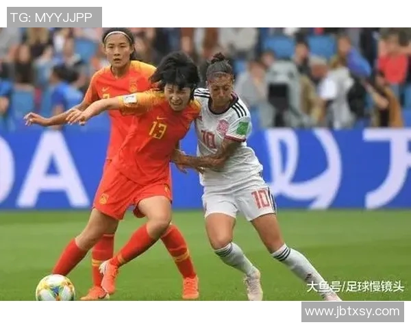 与足球明星同款的精彩合影瞬间展现女神风采与魅力